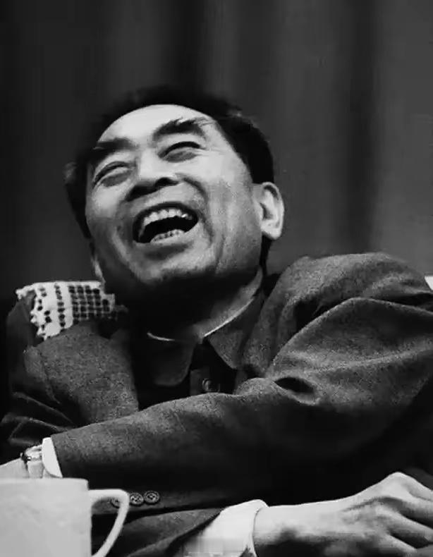 1962年，铁岭县平顶堡公社，周总理邀农民开座谈会，大家提出铁铣、农田鞋不好买，