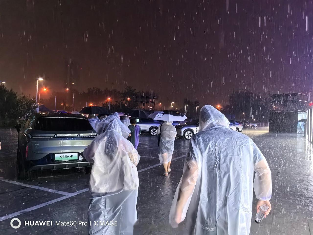 昨天深圳暴雨，怎么跑到北京也这么大雨。。。

雨衣保护了衣服，但鞋子已湿透。。。