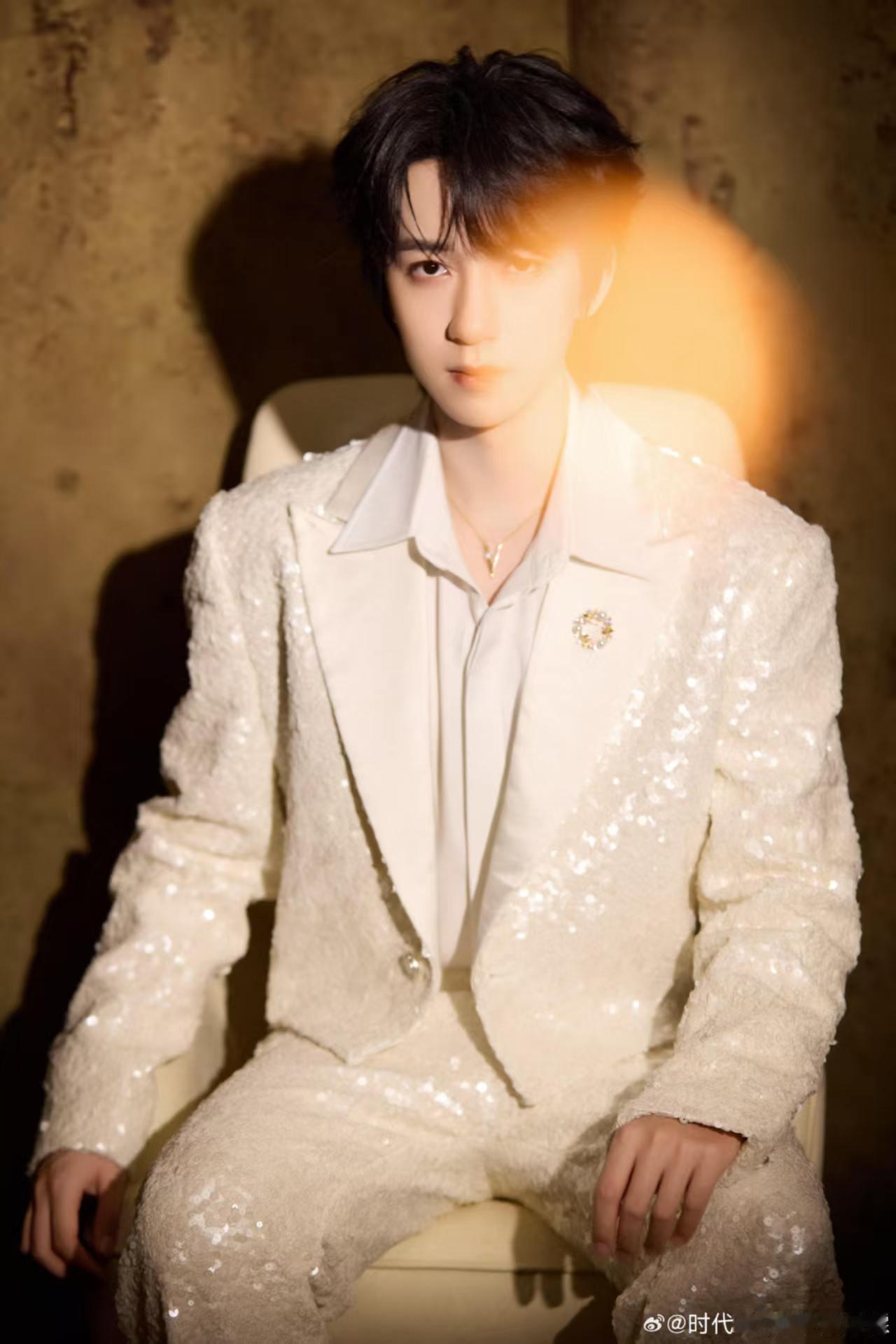 贺峻霖全世界最快乐的地方见贺峻霖白色亮片套装贺峻霖全世界最快乐的地方见，哇塞，