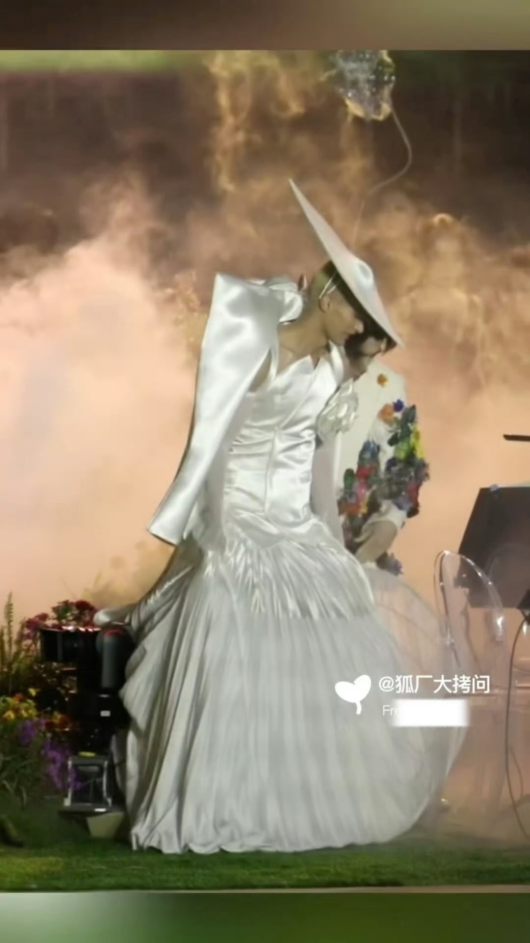 哎呀我天呢 张康乐帮米卡提裙子[笑cry] ​​​