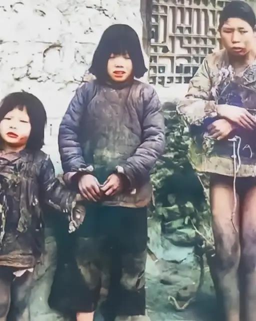 网上有一部分人鼓吹民国时期如何如何好的人，请看看这张民国时期普通的百姓照片，衣不