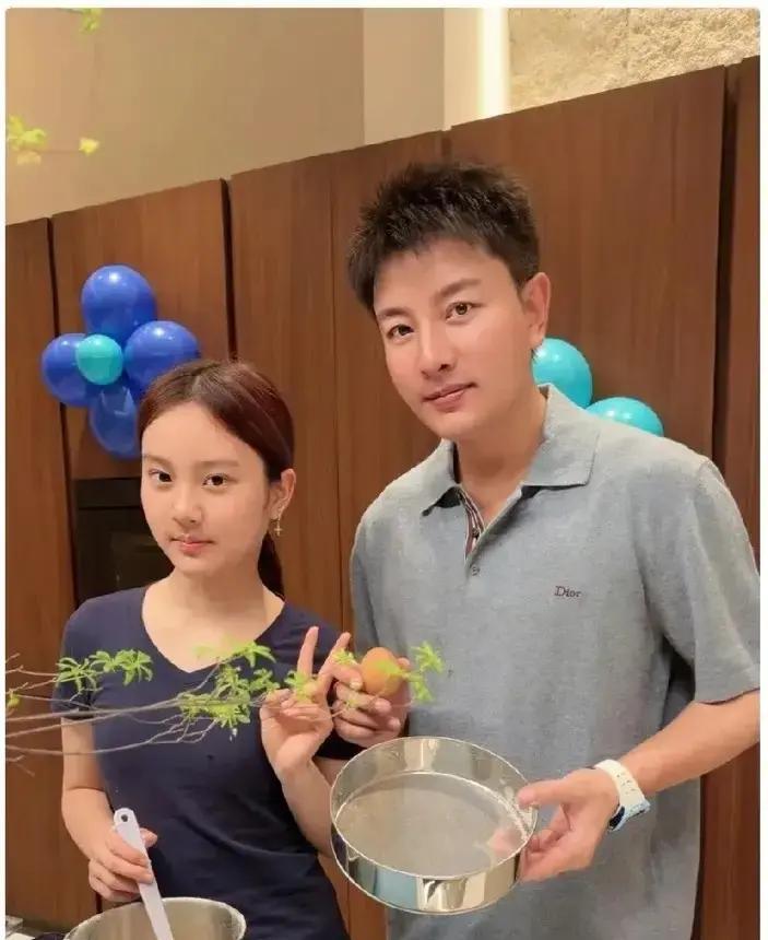 贾乃亮现在直播卖货，把当年那顶绿帽子当段子讲，观众笑他也笑。

我刷到他时，他正