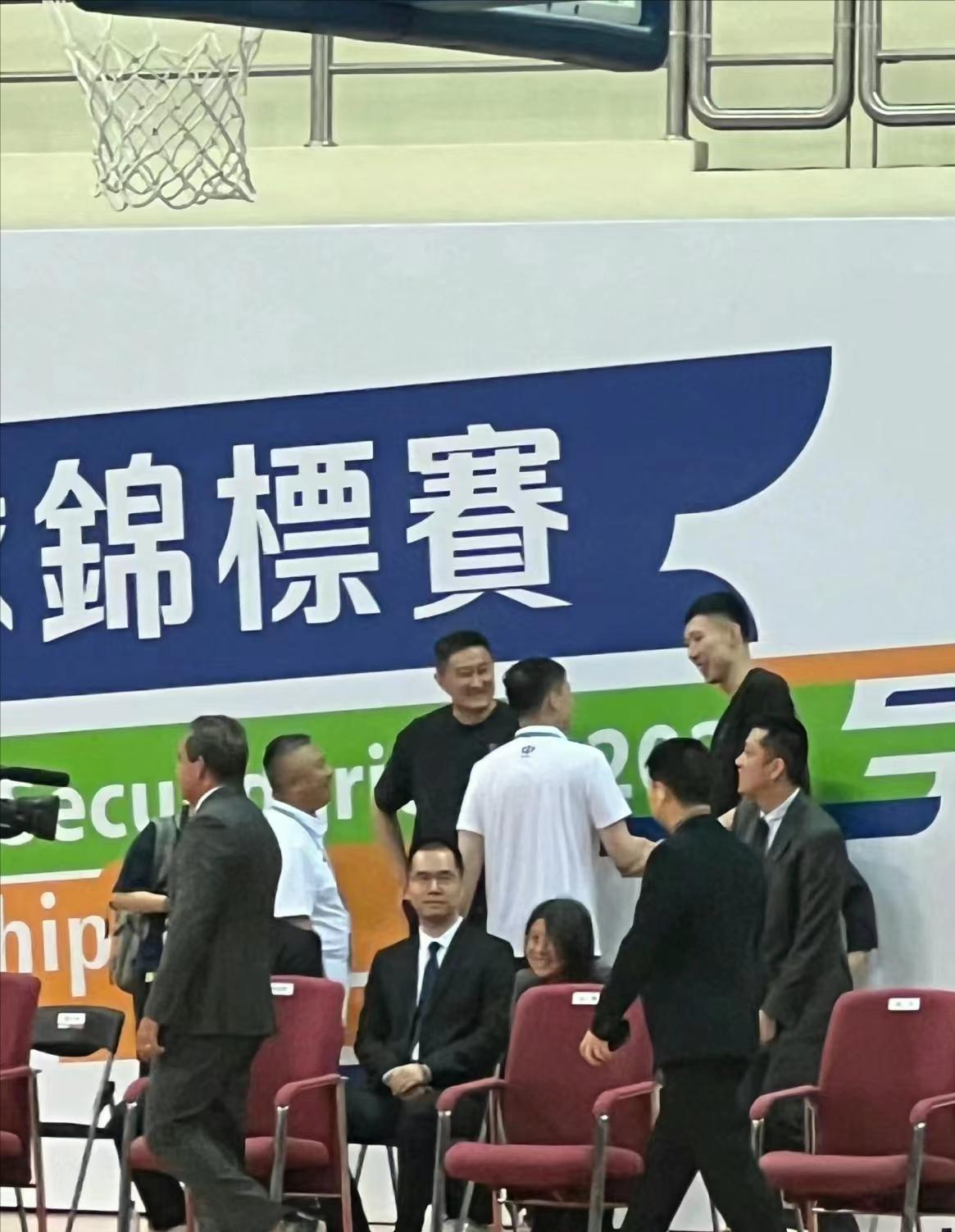 广东球迷不要高兴太早，看到周琦与杜锋一起到澳门参加活动就半场开香槟觉得能成功续约