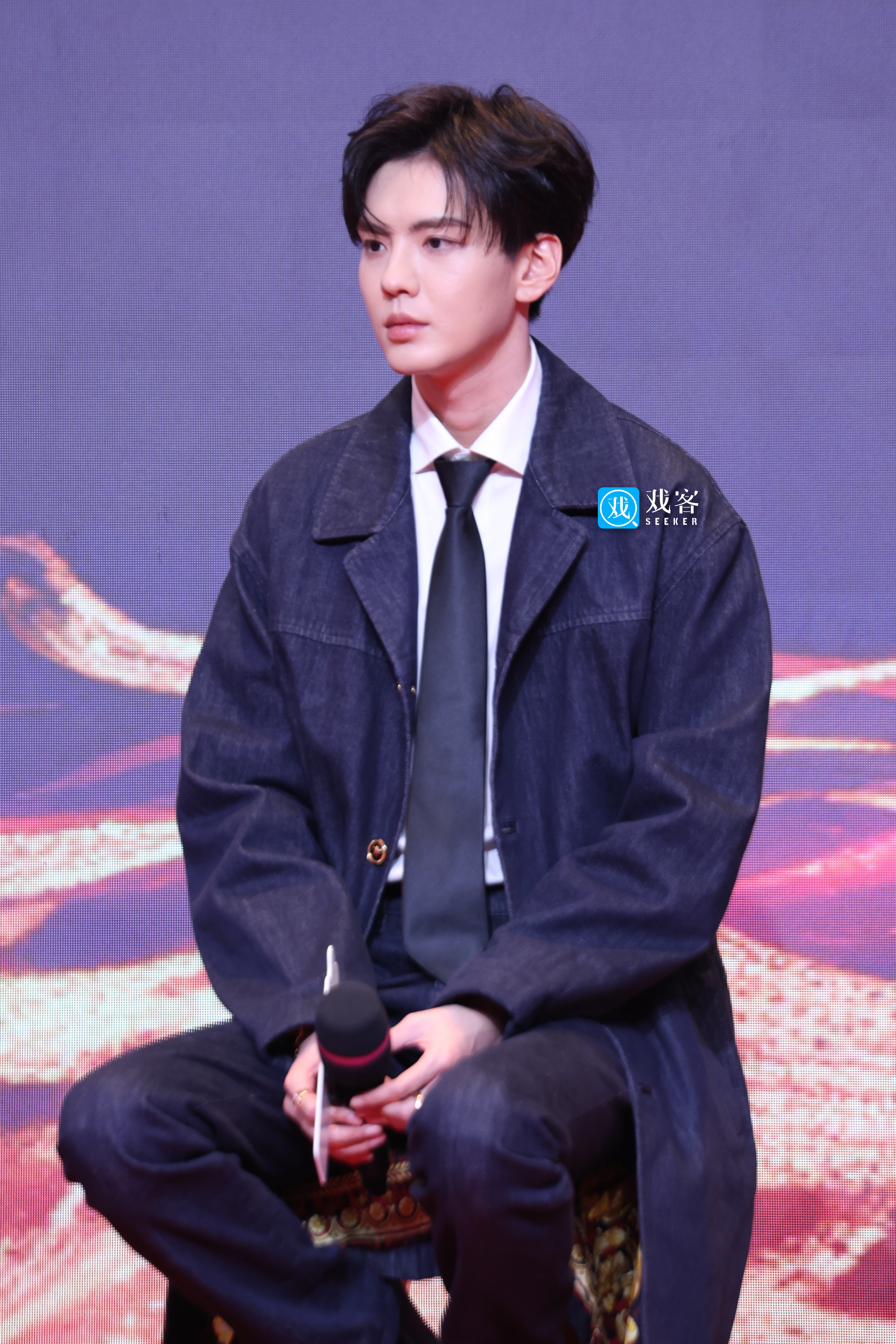 【戏客现场】毕雯珺#春花焰开播盛典# 生图🈶牛仔大衣遮不住的大长腿！越秦公子剧