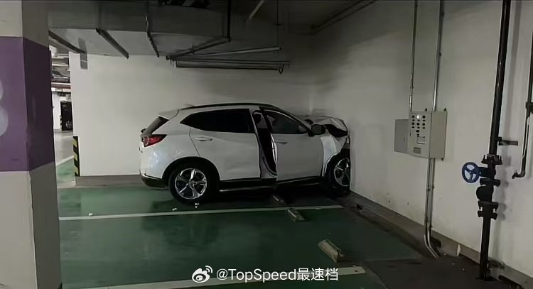 是车太硬，还是墙太软我与汽车的日常 ​​​