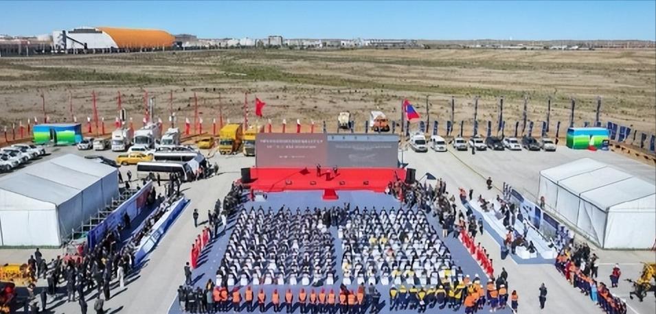 戈壁滩7级大风里，一片32.6米长、134吨重的混凝土T形梁，被吊车稳稳放上了桥