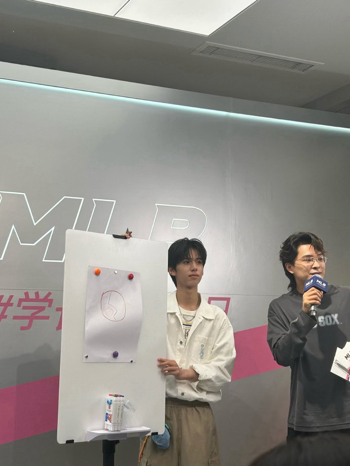 林子烨10后爱豆线下人气请从图中找到林子烨 林子烨从机场到活动现场完全是被围得水