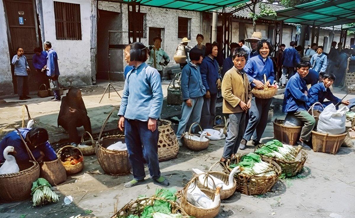 图片拍摄于80年代，这是在绍兴的一个集镇上，那时候还没有集中的菜市场，只有一些农