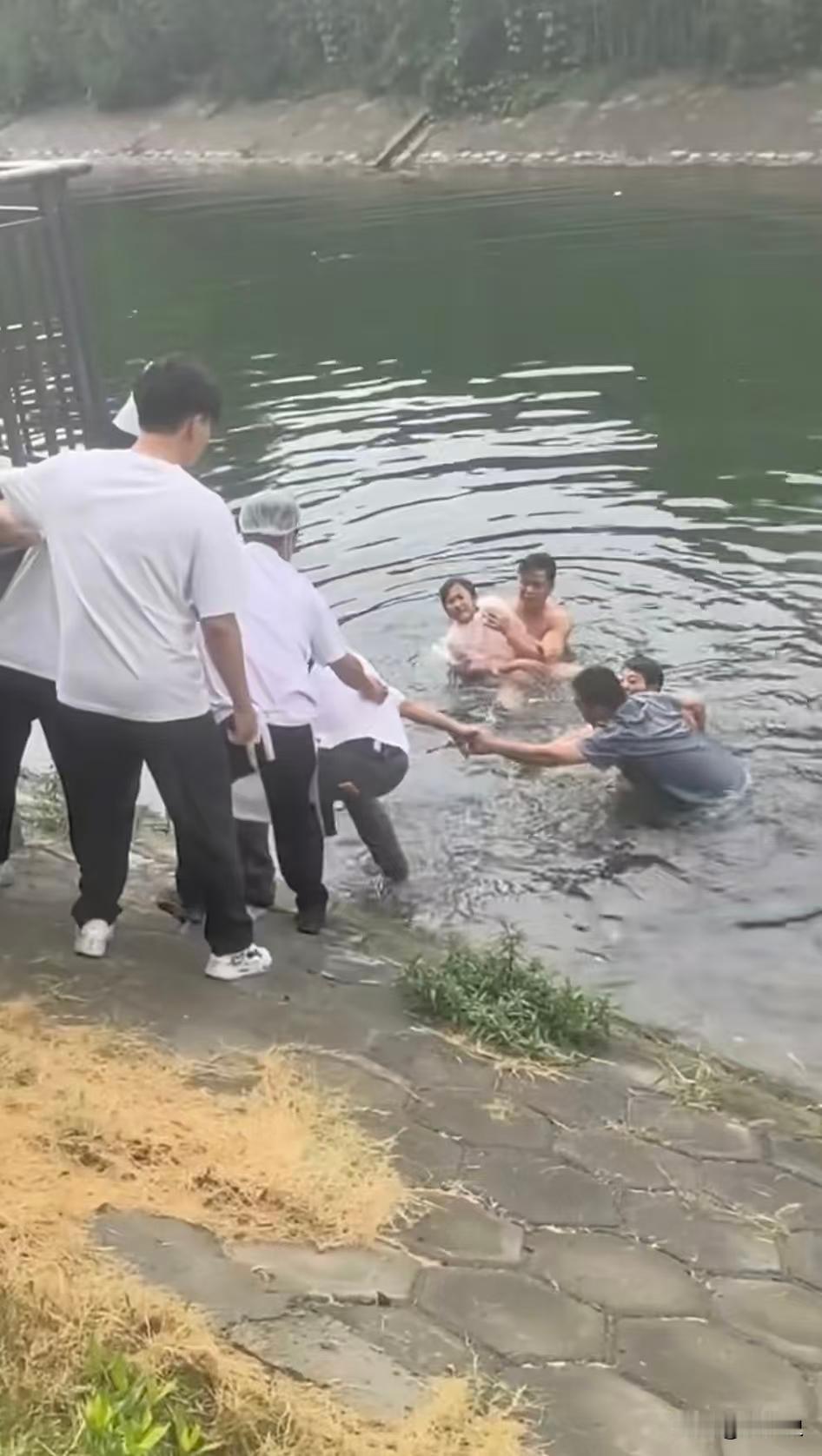 “叔叔，求求你救救我妈吧，我不能没有妈妈。”2026年7月26日，河南商丘，一名