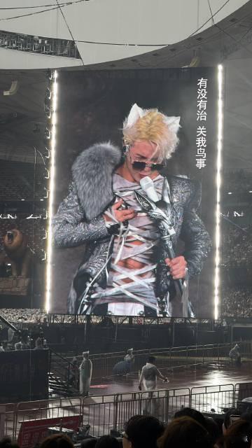 薛之谦眉压眼薛之谦演唱会刷到薛之谦演唱会直拍反复观看，眉压眼塑造出的冷感五官很有