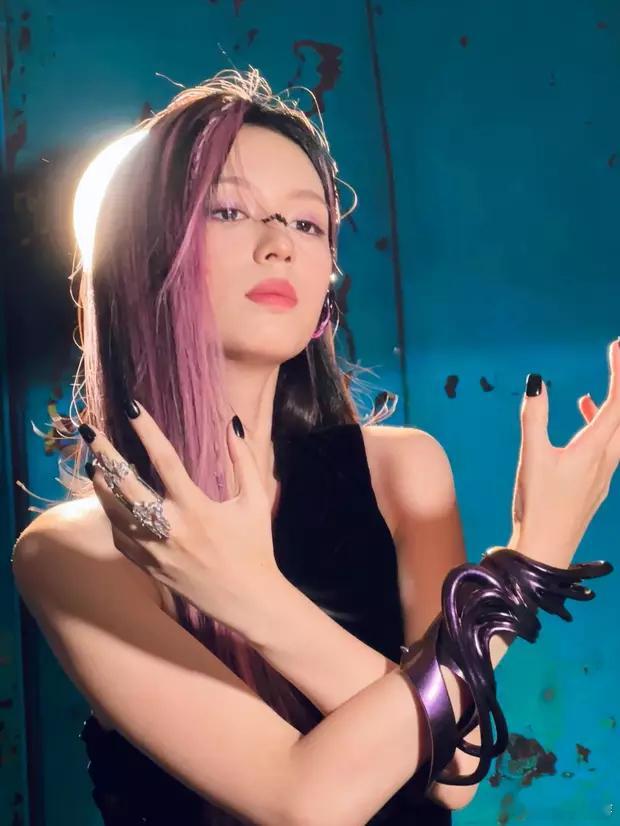 周也粉发黑裙化身二次元游戏女神 ，含着棒棒糖神态又欲又撩 ​​​