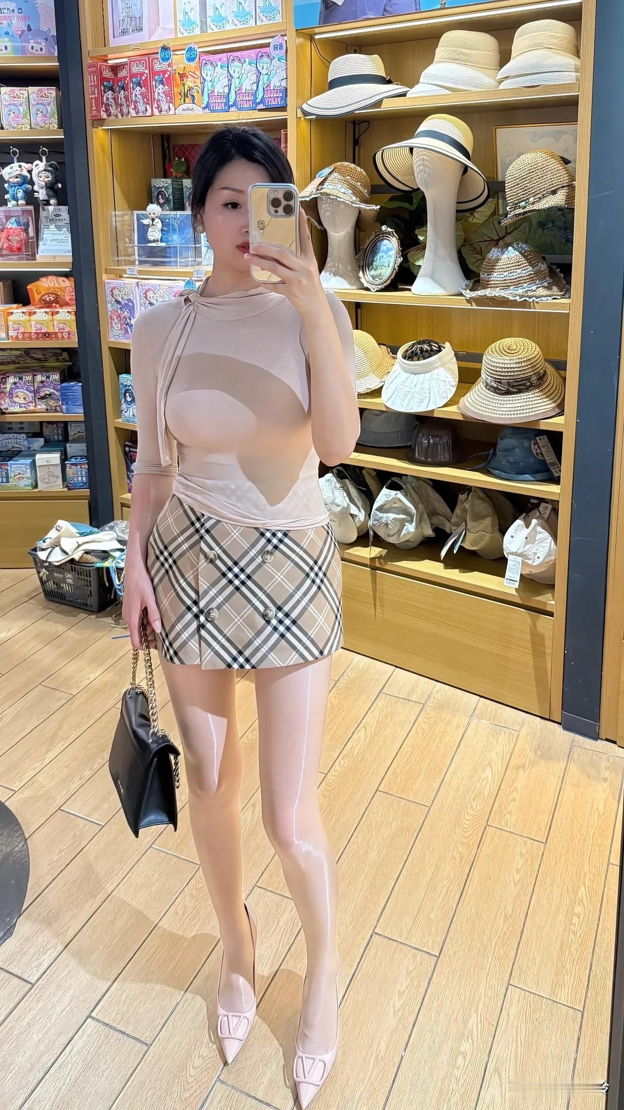 甜美穿搭指南：粉色高跟鞋+格子短裙，元气满满！💕👗👠