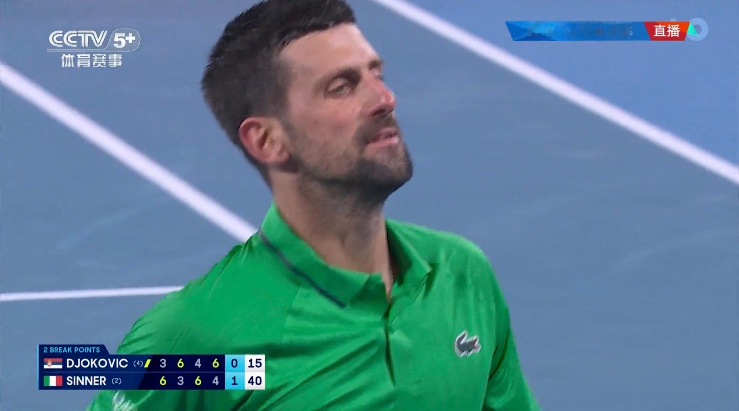 德约科维奇vs辛纳 德约化解两个破发点保发，决胜盘1-1。今天发球真是救大命澳网