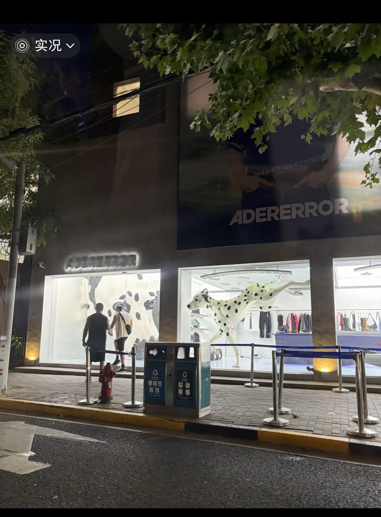 哈哈哈哈，原来夏天和斑点狗的合影在这里拍的！黄景瑜已经不满足自己给夏天拍图，已经