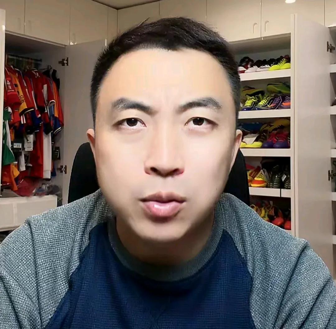 媒体人袁甲痛批了山东泰山俱乐部管理层。
在一场直播中，媒体人袁甲火力全开痛批了山