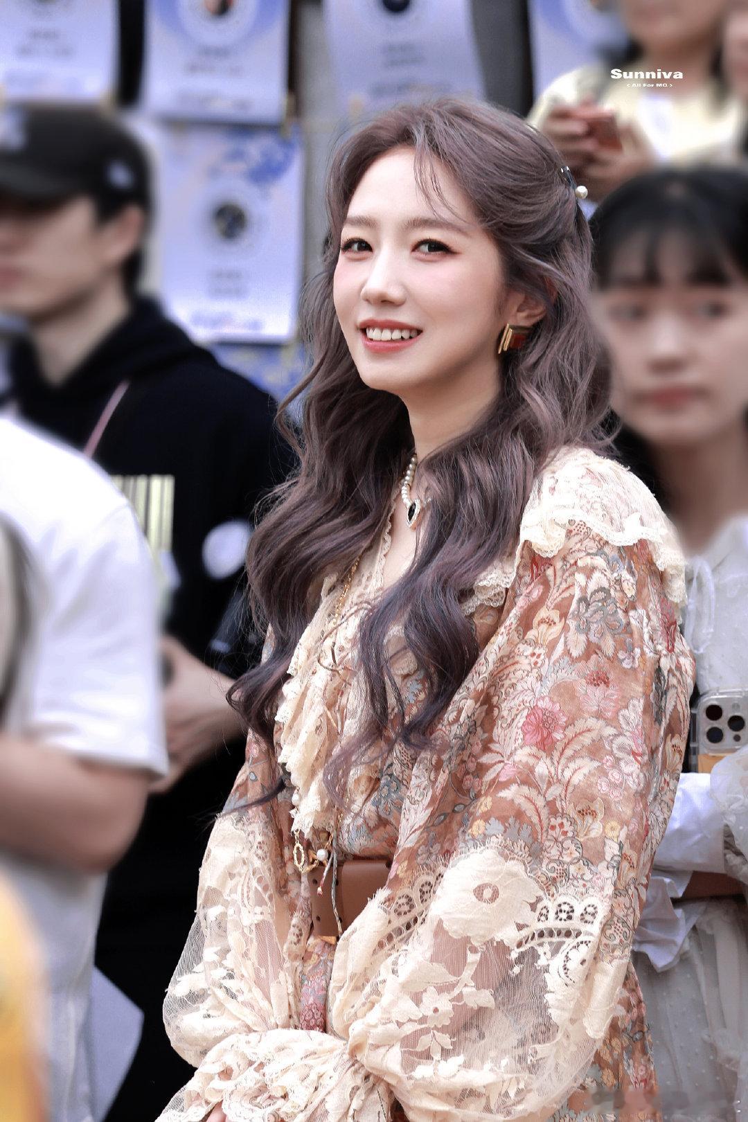 孟美岐说现在比出道时松弛了，想到了刚出道的自己，现在的美岐松弛又温柔，解约乐华的