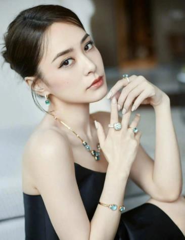 阿娇和皇甫圣华挽手逛街 44岁阿娇（钟欣潼）被拍到与小自己八岁的皇甫圣华（女）挽