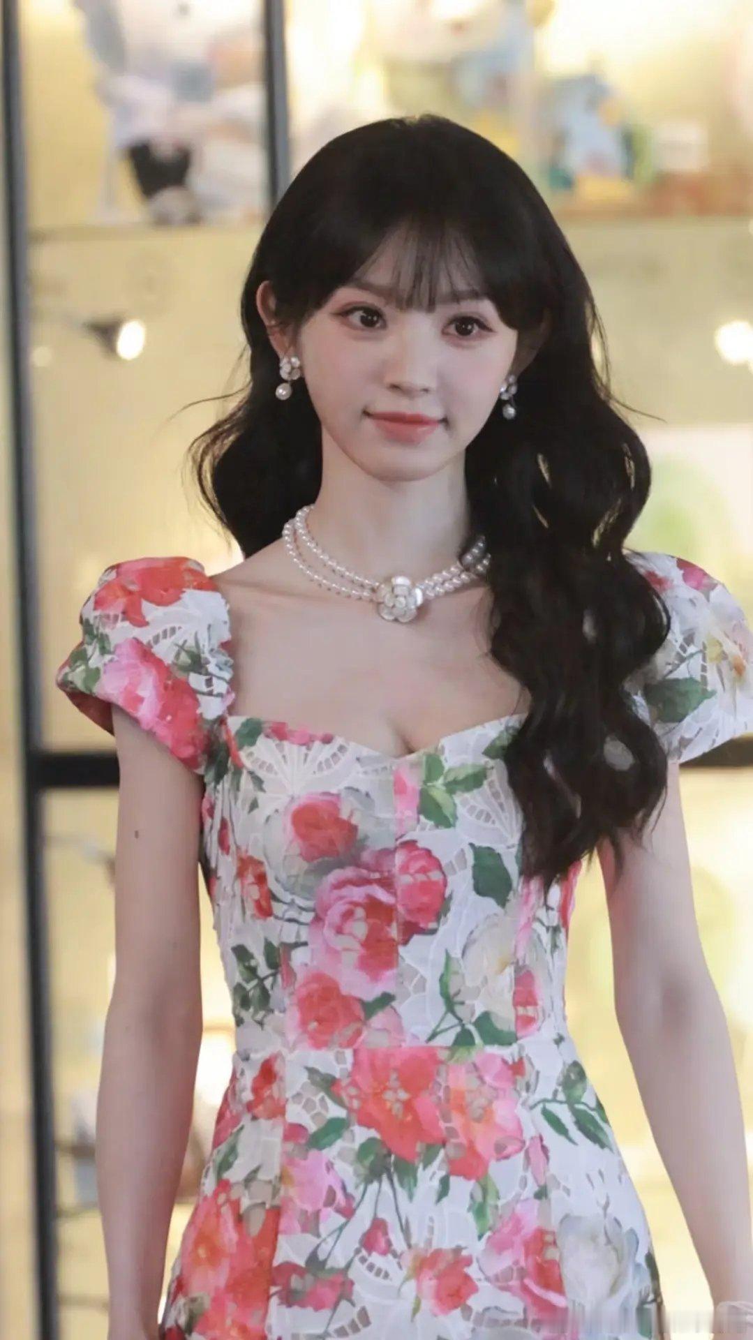 田曦薇《忙忙碌碌寻宝藏》录制上班路透，碎花裙好美