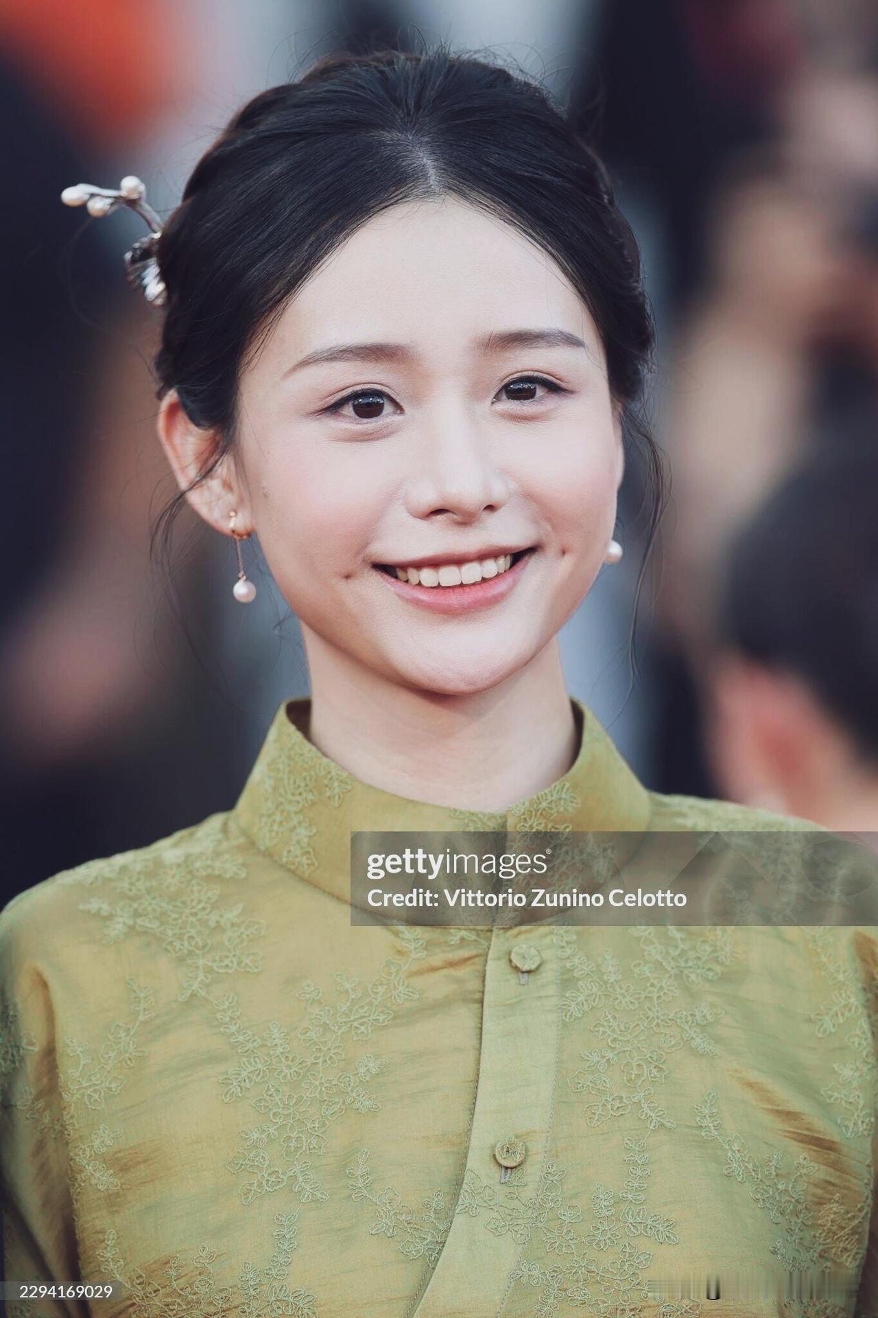 王晓慧威尼斯电影节G社怼脸生图✨

首登国际电影节舞台，直面外媒死亡镜头，淡妆素