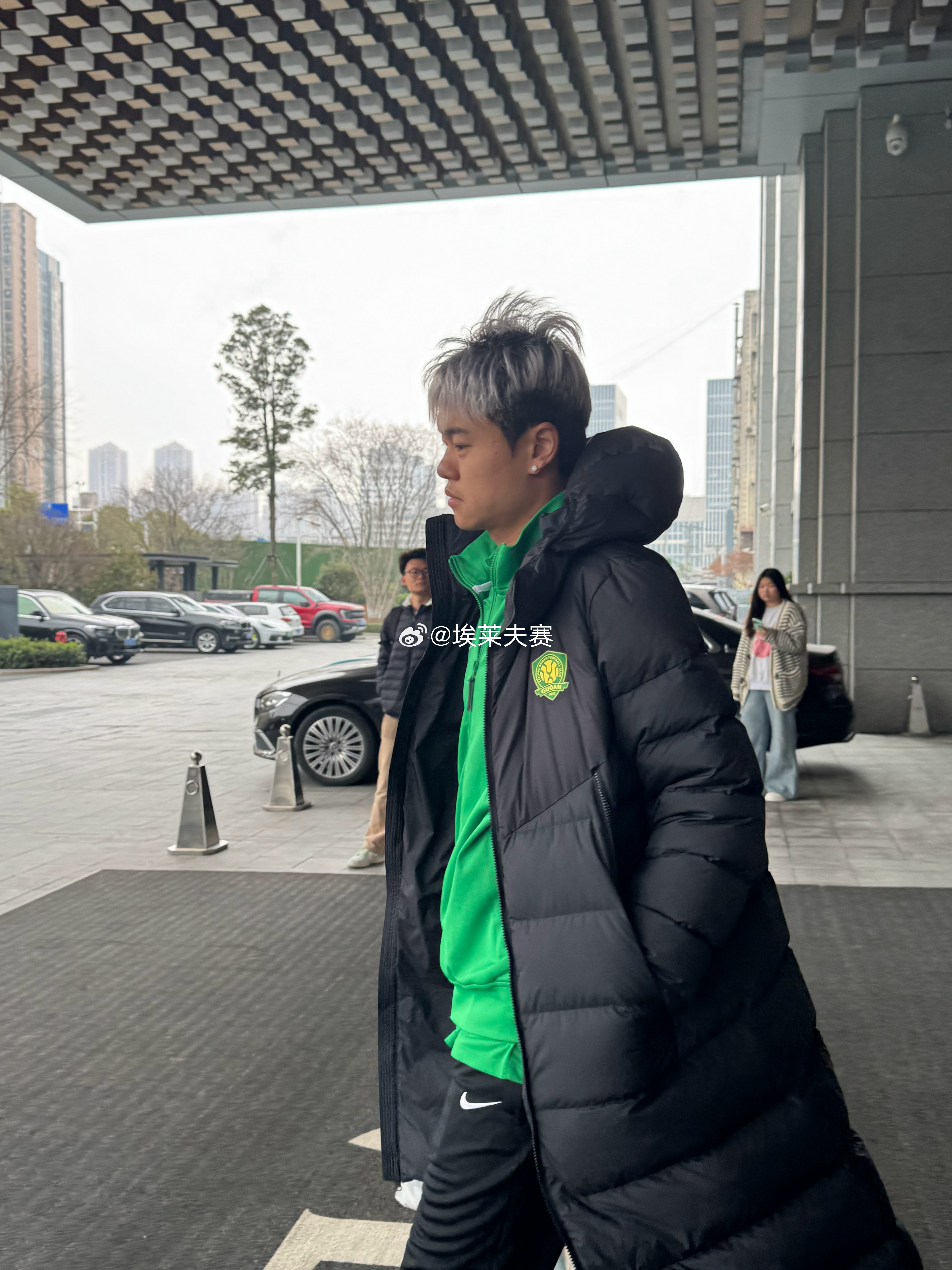 北京国安武汉三镇vs北京国安 蒙哥马利依旧保持了使用年轻人的传统，19岁小将邓捷