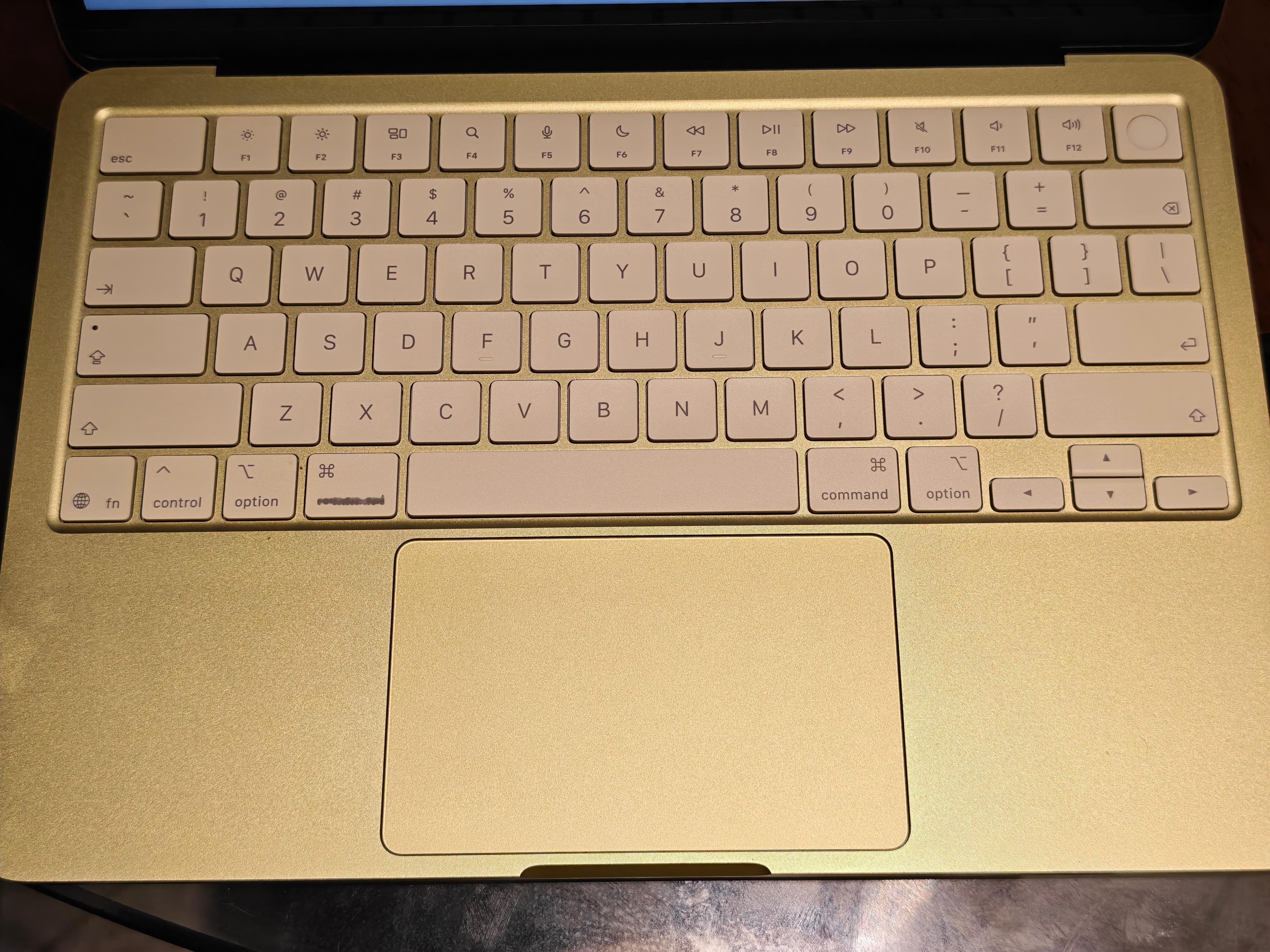 我的 Macbook Neo 键盘之前被咖啡浇透了，被妙手回春 明天他会收到一面