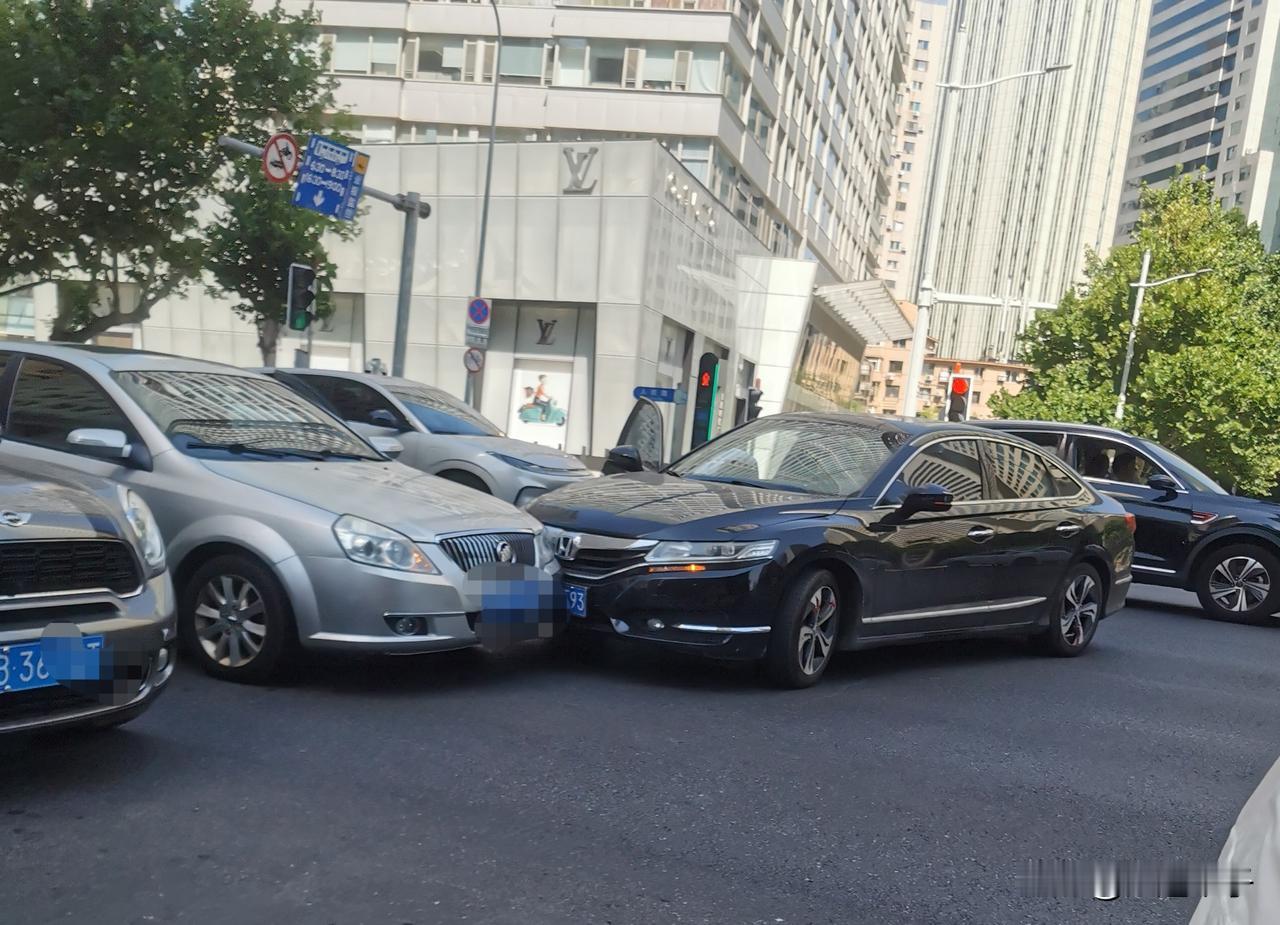 高温天气，打足精神，文明行车！

方才在人民路明泽街的交汇路口，两辆私家车相撞，