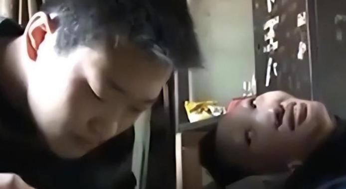 2013年的太原，一场拆迁，他家门前，停水停电，一片狼藉，但他纹丝不动，坚决拒绝