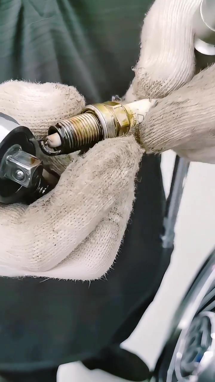 宝马X3火花塞有油渍，要换气门室盖？清积碳有用吗？
2021款宝马X3的B48T