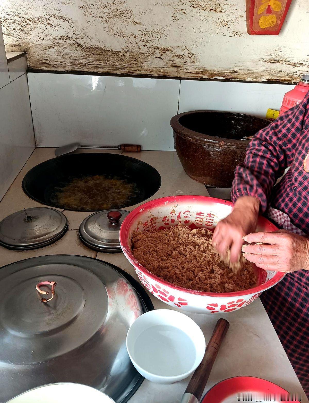 刚端上年骨的油锅咕噜作响时，包黑芝麻馅的“燕子”被奶奶礼貌地“请”出厨房，随后第