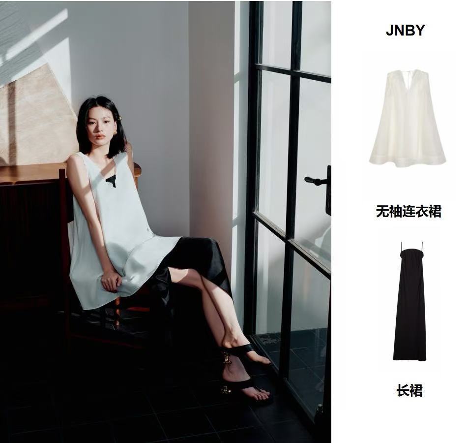 演员邱天演绎JNBY春夏系列，解锁松弛与高级感的多重打开方式。光影下的白裙层次叠