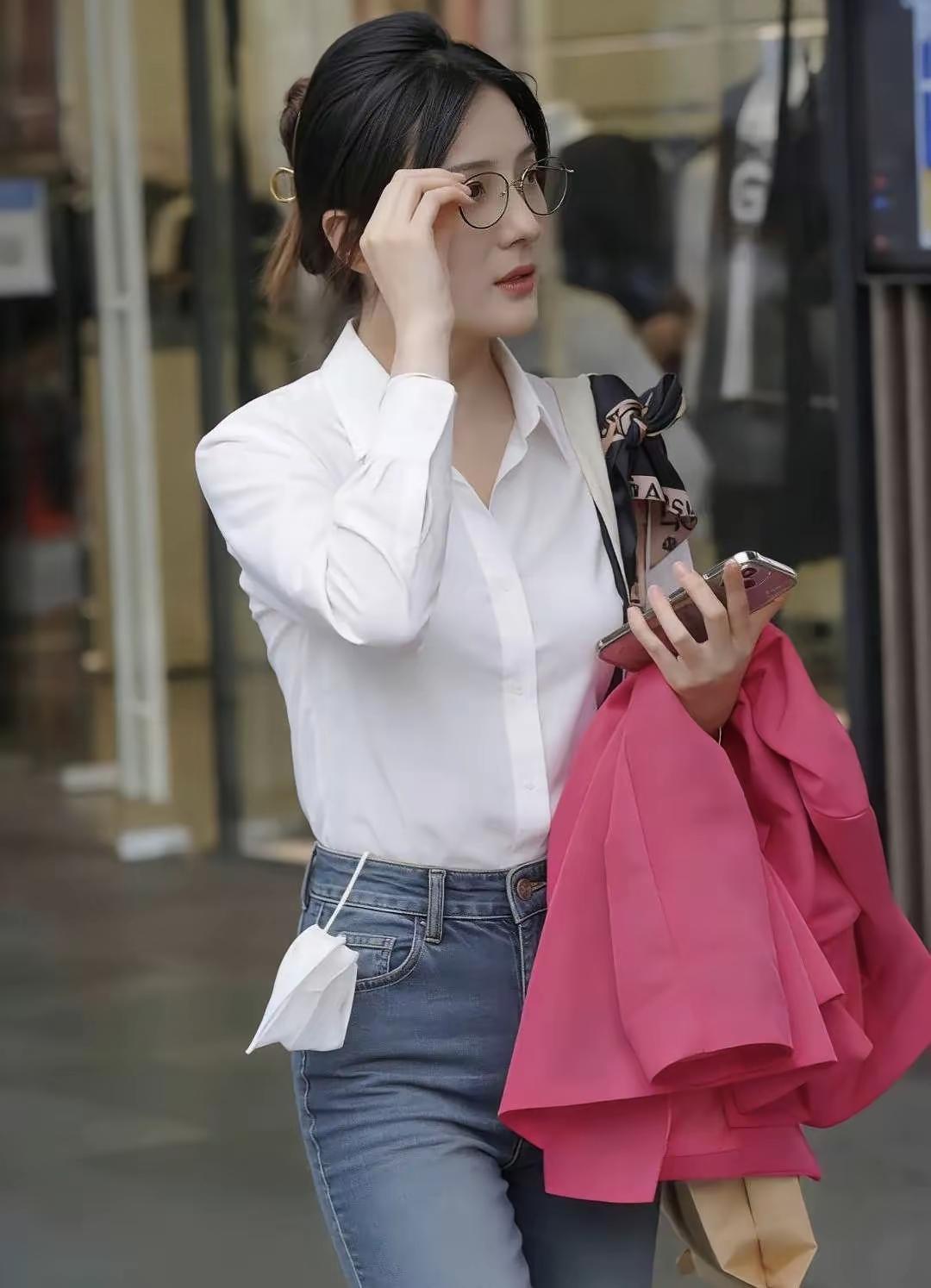 镜中人影，繁华似梦。