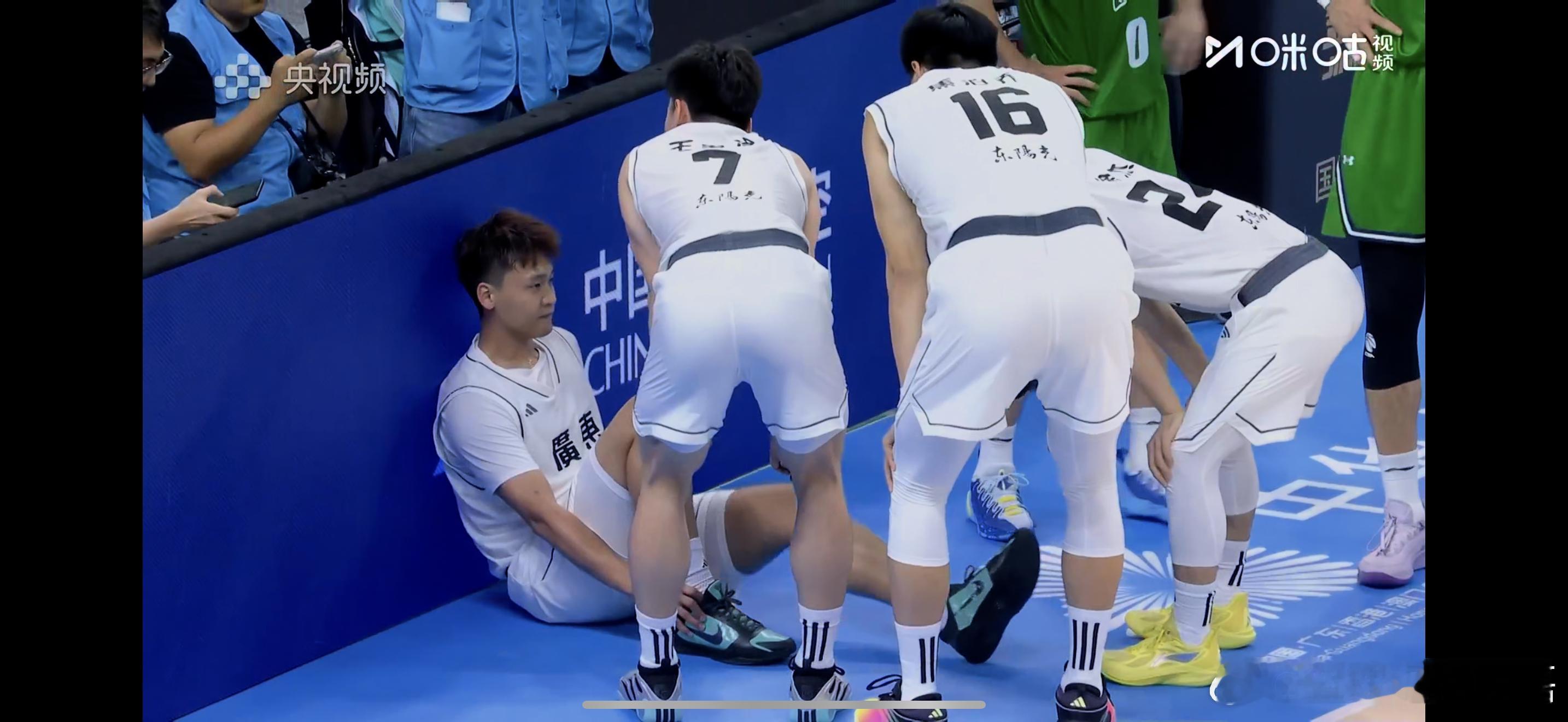 赵睿也受伤了，这场强度真是太大了 