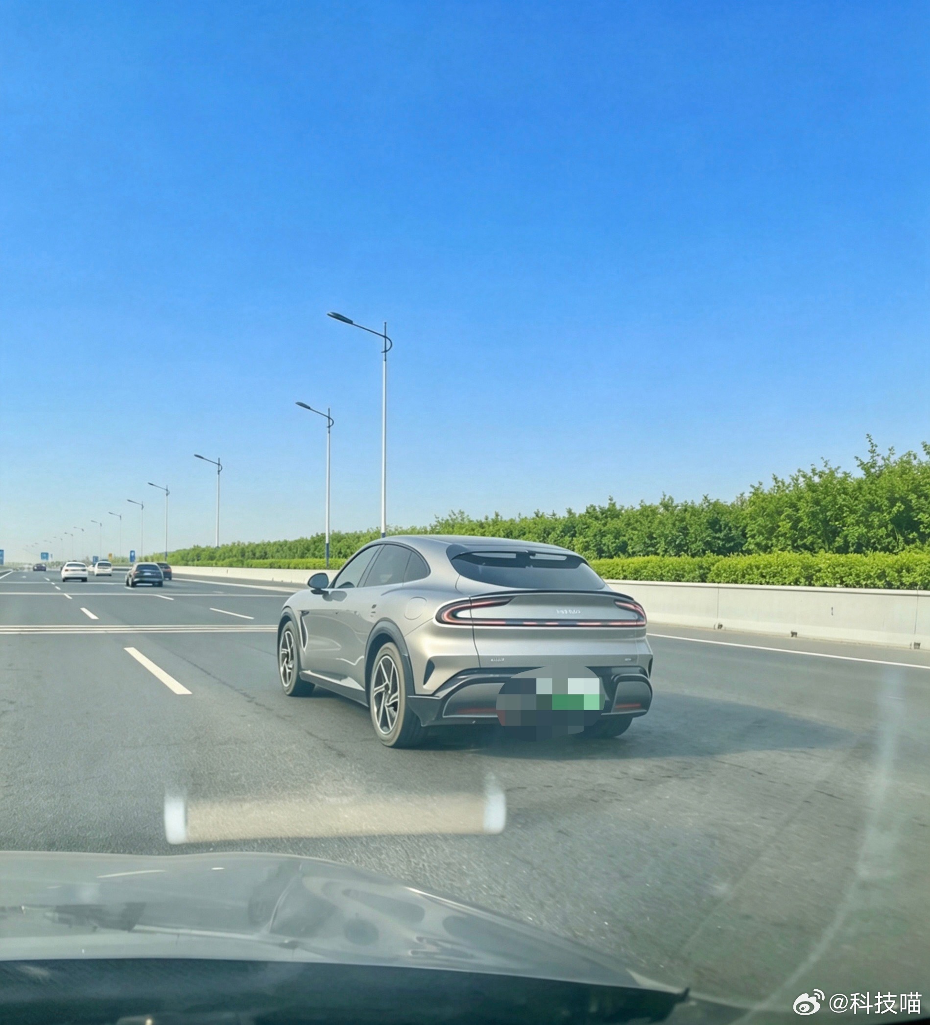 有人和我一样吗？在高速上喜欢自己开车，变道超过慢车一路往前开，要的就是自己操作的