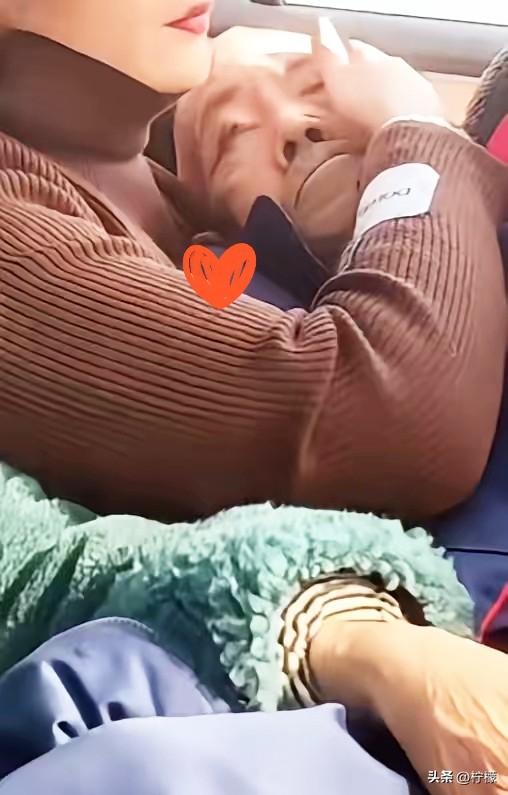 泪酸，父亲病危，
非要落叶归根。在女儿家住了20年，病危了告诉女儿老就老在家里。