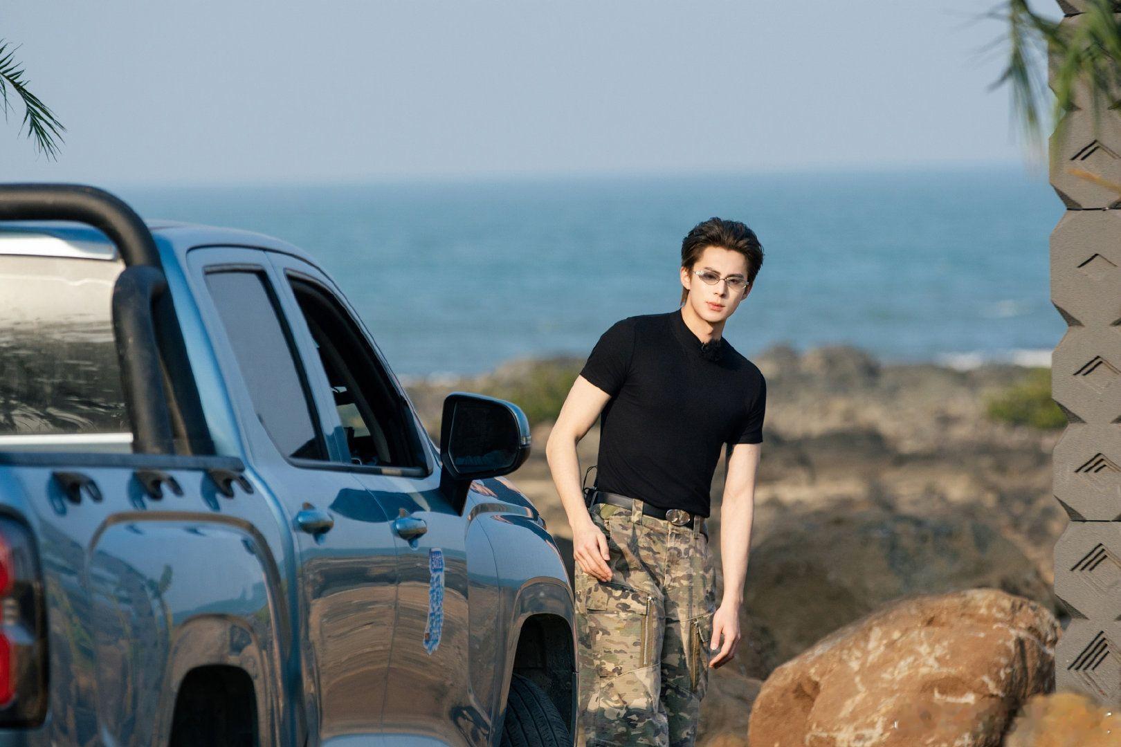 王鹤棣 私服天花板王鹤棣，轻松拿捏美式街头、复古运动多种风格，宽松版型配精致配饰