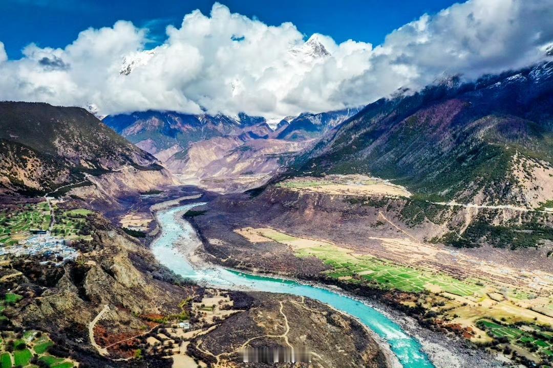 春天的林芝，是雪域高原最浪漫的限定风景，被称为 “中国最美春天”。当别处春意阑珊