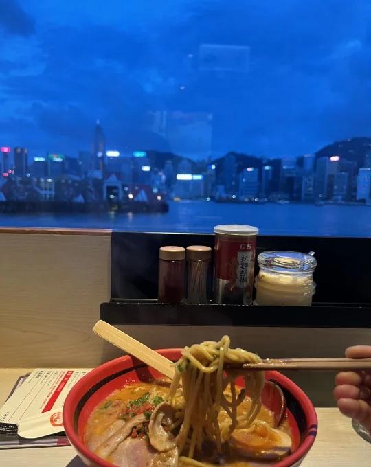 香港下班后我在维多利亚港哭泣过无数次
这是在香港的第三年了，又想起，刚来香港住在
