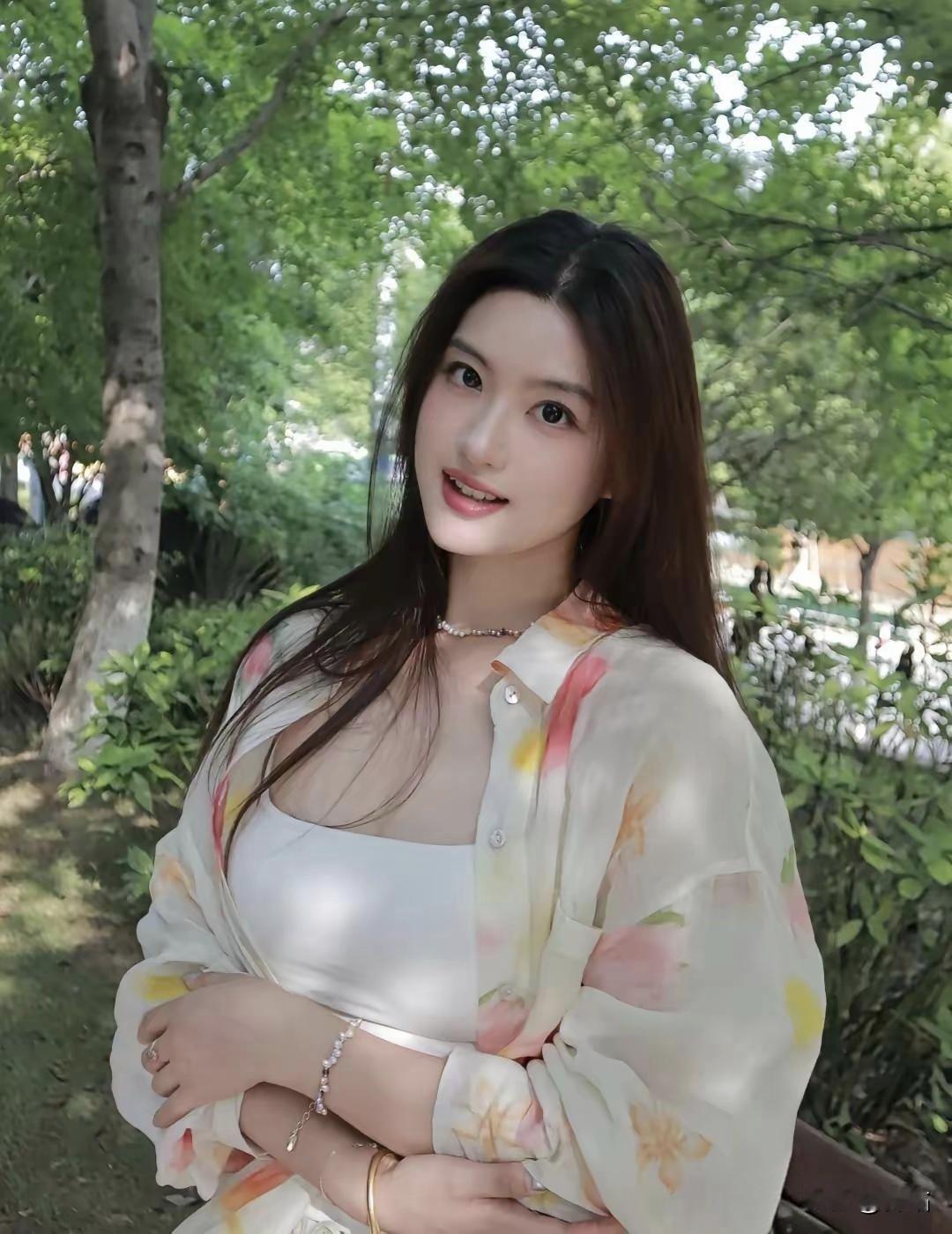 美图欣赏，看图写诗，情感解读
 
《晴林芳影》

七言绝句
绿阴漫树漾晴光，
浅