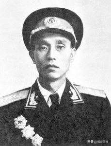 1947年，解放军师长周志坚因为大腿根部受伤住院，轮到一个19岁的女护士来给他换