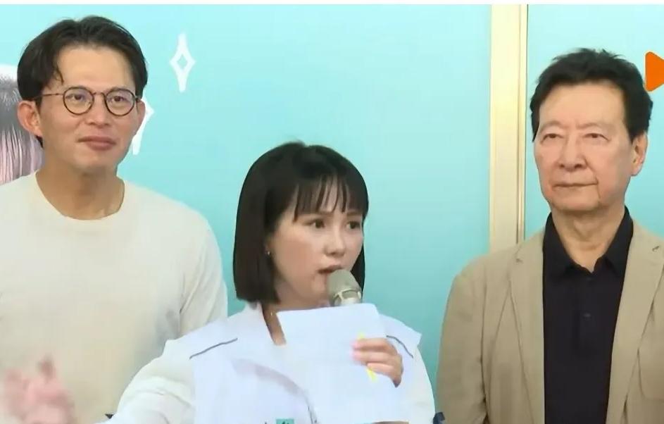 这个画面看起来怎么都觉得有点奇怪，民众党台北市中正万华市议员参选人吴怡萱在7月5