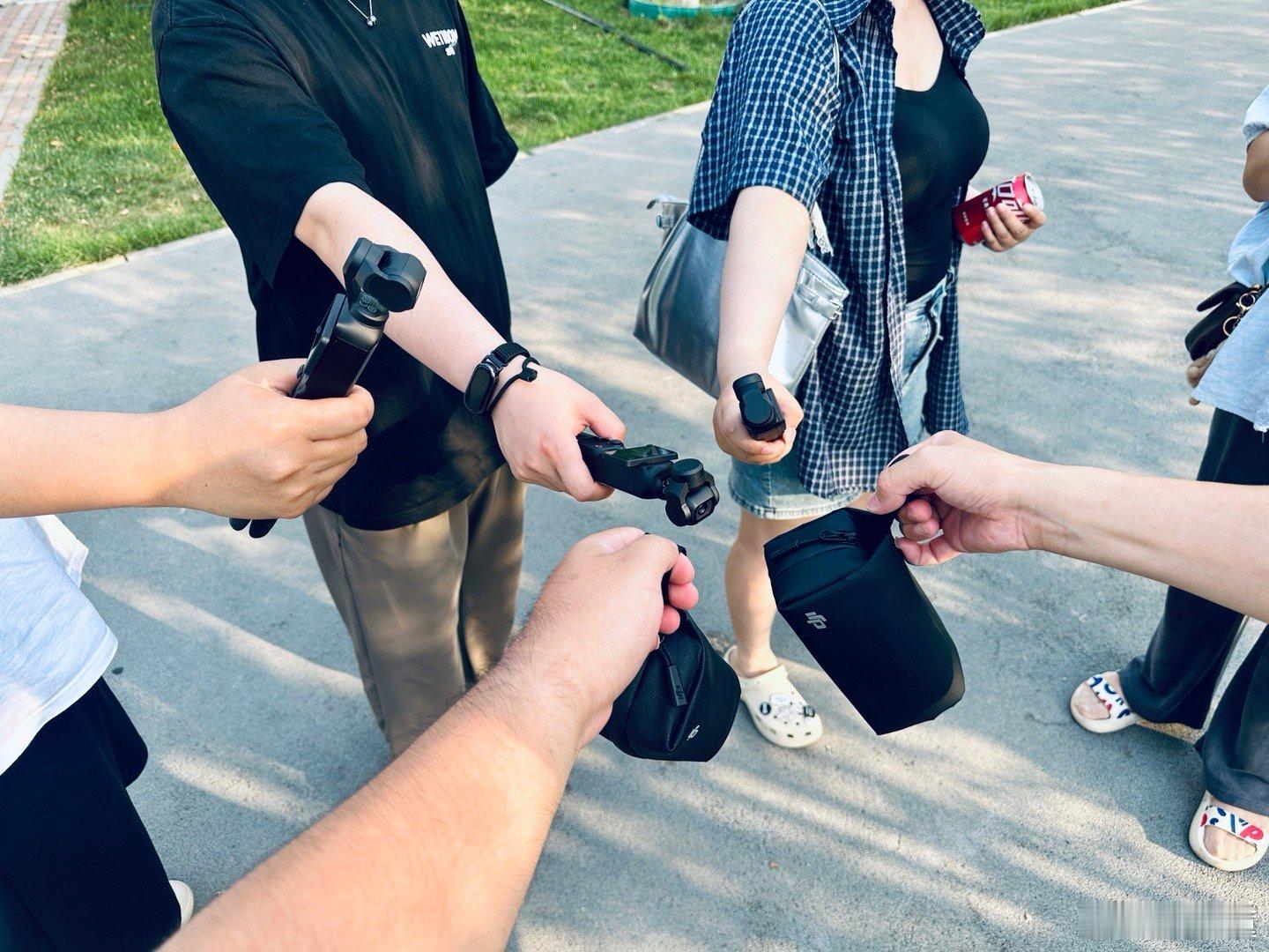 今天去拍车，发现自媒体几乎人手一个Pocket3，这东西如果让传统数码相机大厂做