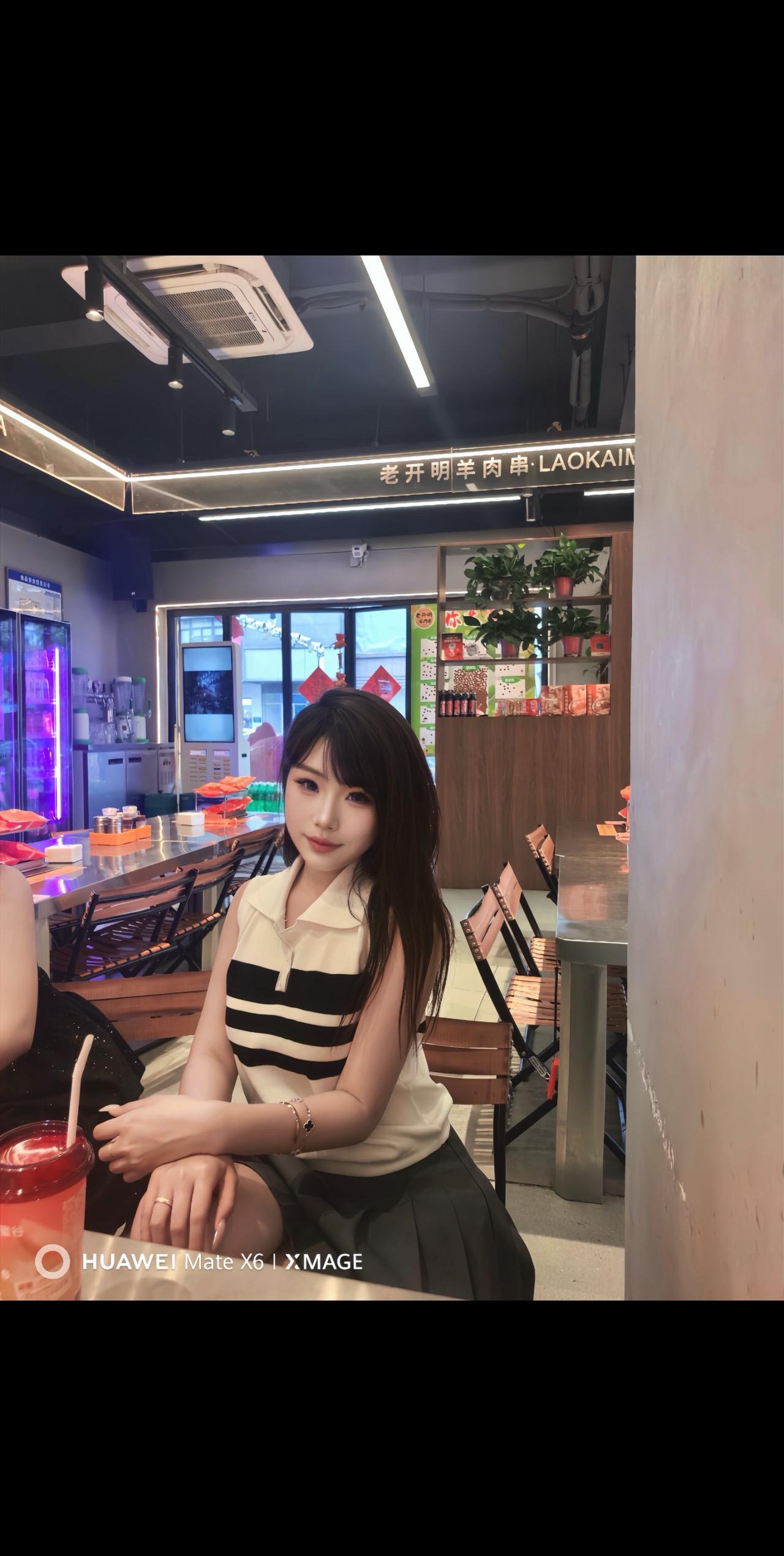你总是掐着半根烟问我怀不怀念以前 我说现在还不错 毕竟还有明天