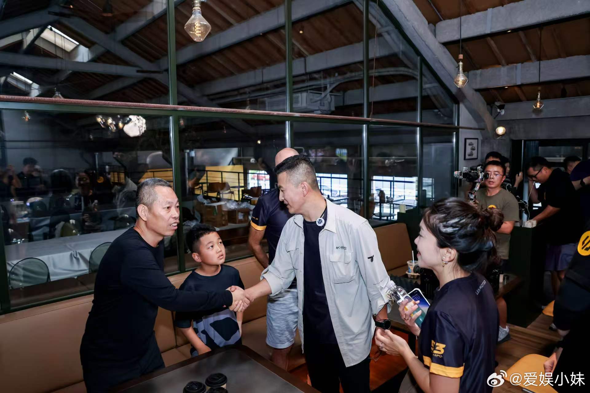 德比斯牙哥终于正式见面 杭州迎来德比斯首个中国车友会，车友集结气氛火热。牙哥和杨