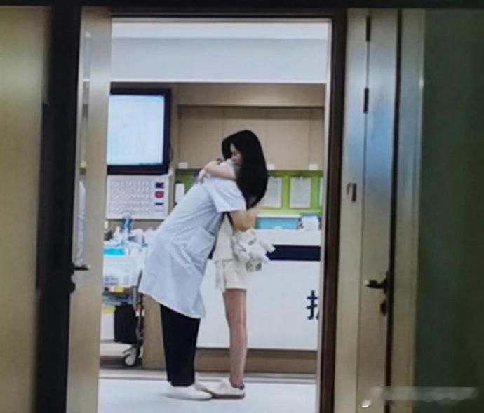 网友说没想到拍彭冠英抱女演员时只能正面拍摄，因为侧面拍，个子太高都是撅着腚的 