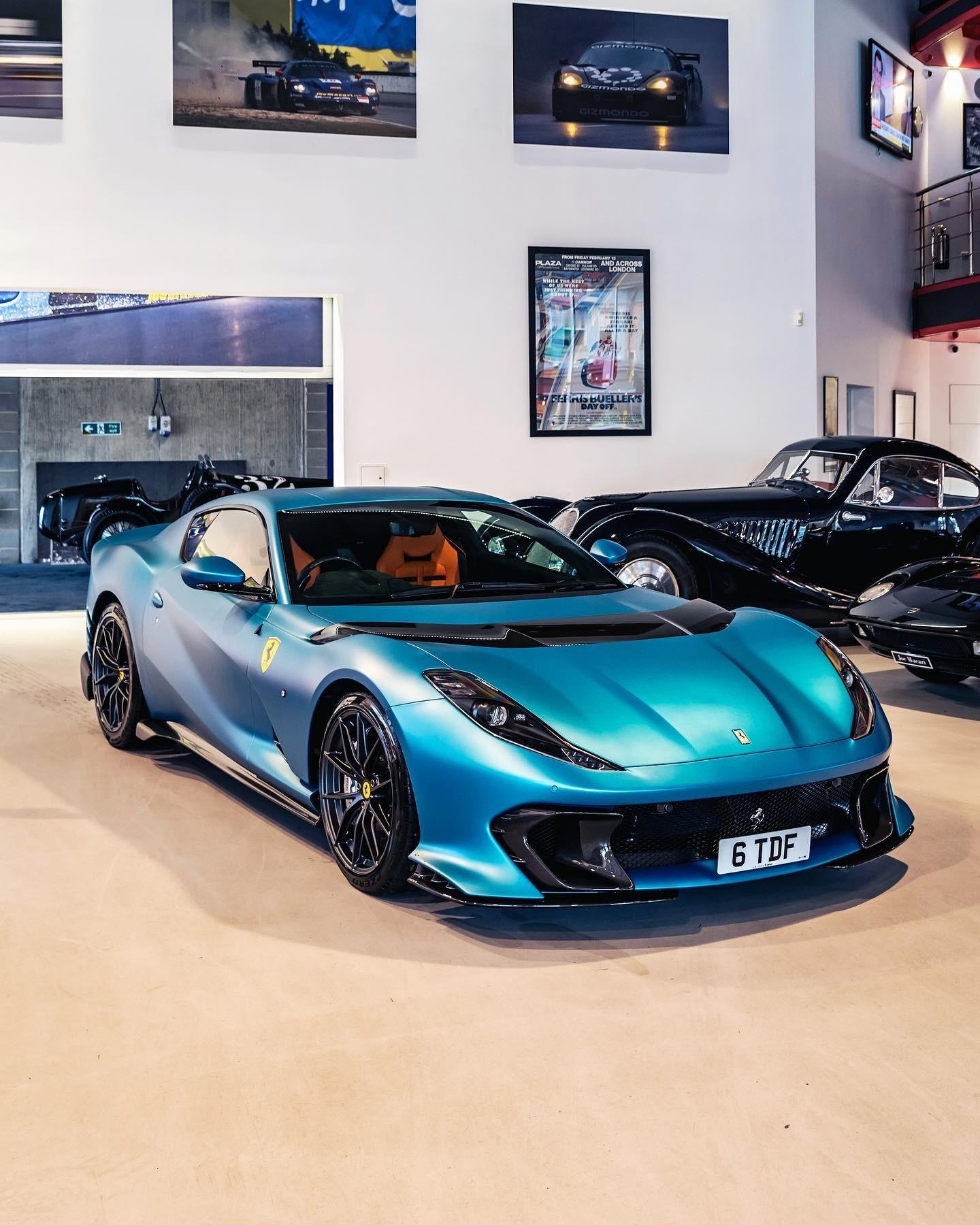 伦敦812 Competizione (Verde Menthe Opaco) 