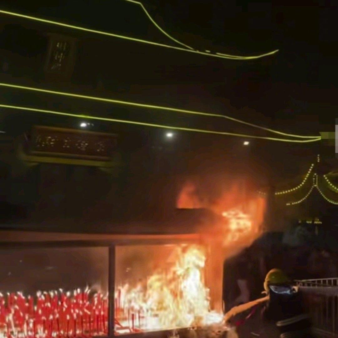 大年初五上海财神庙的香火炉烧起来了，全网网友跟着一起凑热闹，有人戏称“财神爷都被