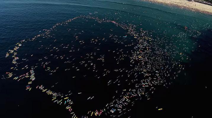 澳洲人以特有方式纪念枪击事件

澳大利亚的犹太社区聚集在悉尼的邦迪海滩祈祷，同时