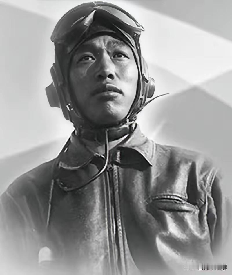 1951年，志愿军飞行员华龙毅被美军战机击落，身负重伤降落在一个山头，就在这时，