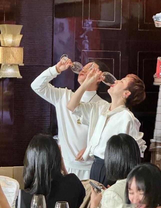 张凌赫田曦薇经纪人庆功宴敬酒！这俩人和解已经很明显了，当年确实为了李一桐，邓伦，