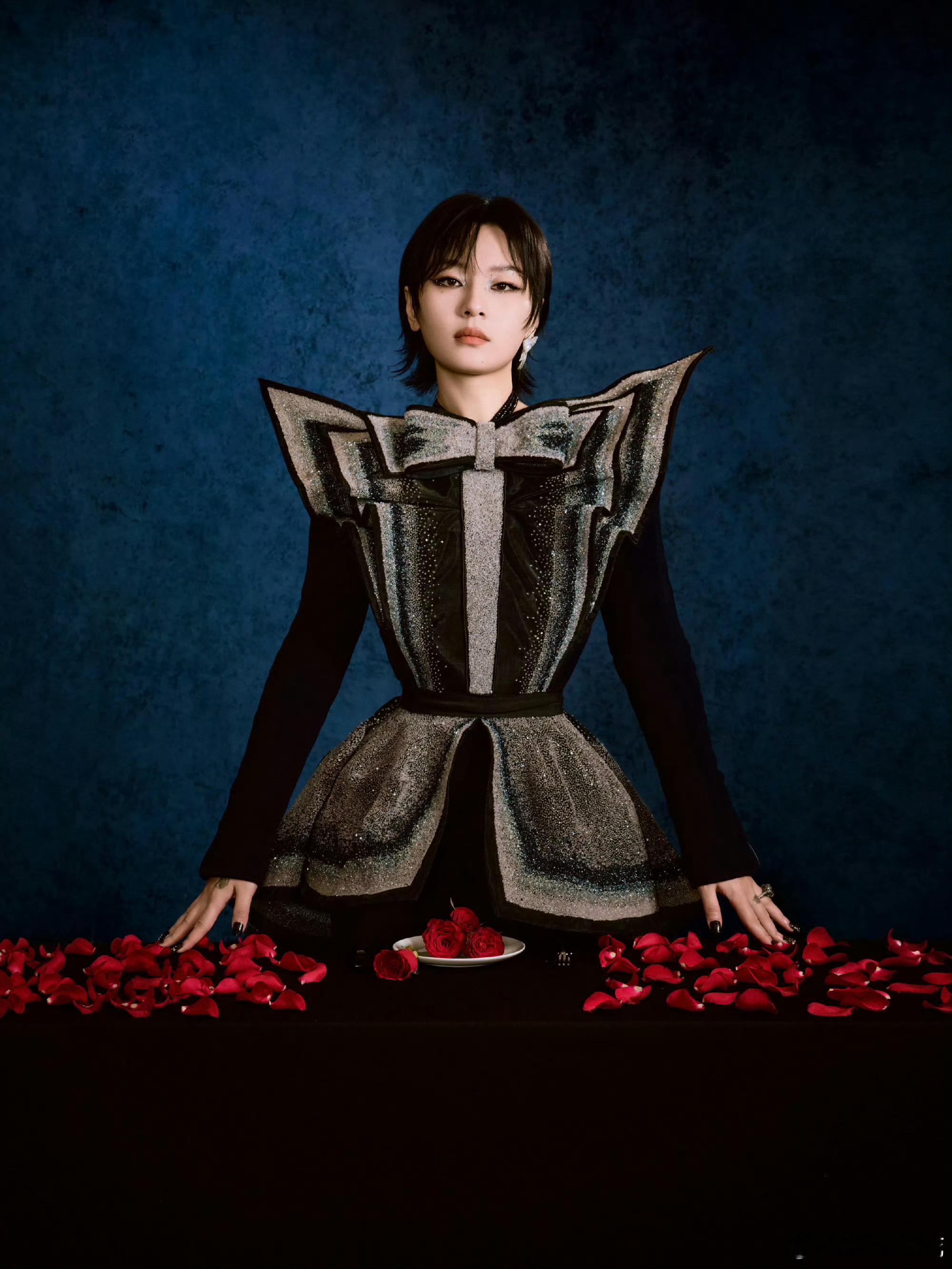 周笔畅 × 陈辉阳作品演唱会K歌之王 第99套，笔笔的新高定又来啦！今日受邀陈辉
